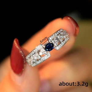 Elegante anello in argento con zaffiro blu ovale 6x4mm e zirconi pavé scintillanti