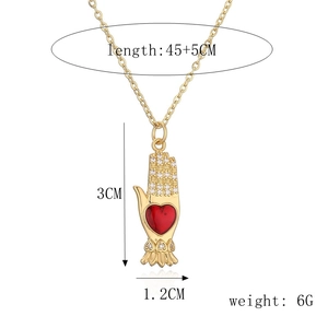 Specifiche delle dimensioni per collana con ciondolo a palmo dorato e cuore rosso
