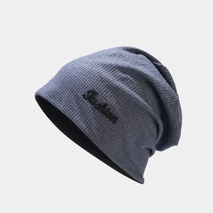 Détail du bonnet slouchy bleu foncé avec texture gaufrée et broderie Fashion