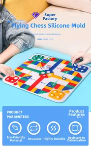 Macro di bambini che giocano a Ludo fatto a mano con stampi in silicone flessibile