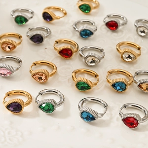 Vue détaillée des boucles d'oreilles cœur en cristal aux couleurs variées et métal poli