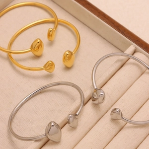 Bracelets joncs ouverts en acier inoxydable plaqué or 18 carats et argent sur plateau