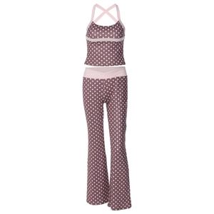 Détail de l'ensemble de sport à pois avec bretelles croisées et bordures roses contrastées