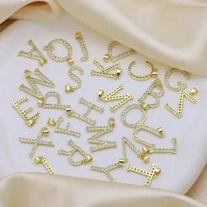Pendentifs alphabet en cuivre plaqué or 18k avec zircons sur plateau blanc