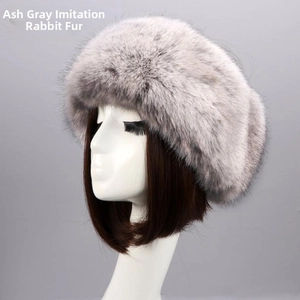 Détail du bonnet en fausse fourrure gris fumé avec texture pelucheuse et doublure d'hiver