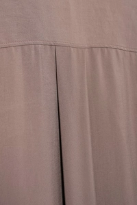 Detail einer Rückenfalte an einem mattbraunen Webhemd mit sauberen Nähten für Urban Style