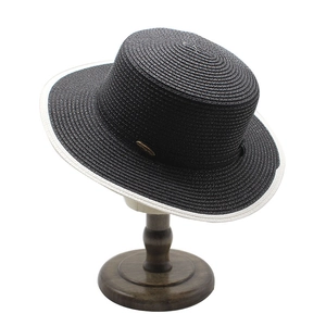 Eleganter flacher Strohhut in Schwarz mit weißem Rand und Metall-Logo-Detail