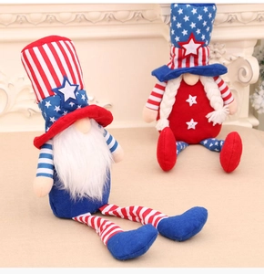 Vue détaillée de deux gnomes du 4 juillet à longues jambes avec motifs étoiles et rayures