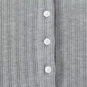 Robe polo sexy en maille côtelée grise avec boutons blancs et taille ajustée