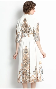 Vista detallada de la espalda de un vestido blanco con cuello en V y estampado paisley floral