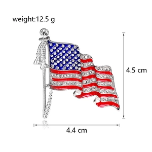 Broche drapeau américain ondulant avec cristaux de strass et détails en émail coloré