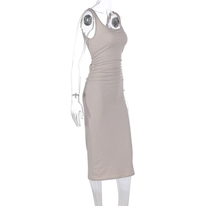 Détail du design plissé à la taille d'une robe midi moulante couleur taupe pour femme