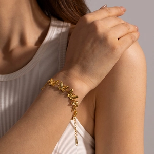 Bracelet papillon doré chic pour femme avec chaîne réglable porté au poignet