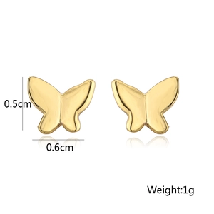 Dimensiones de los pendientes de mariposa bañados en oro de 18K: 0,6 cm de ancho y 0,5 cm