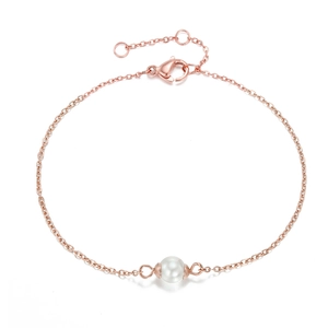 Detail der roségoldenen Edelstahlkette mit runder Perle und verstellbarem Karabinerverschluss