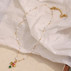 Détail du collier plaqué or 18K en acier 316L avec perles et croix en zircon multicolore