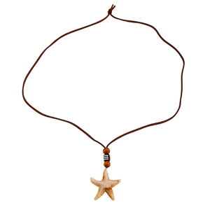 Détail du pendentif étoile de mer style océan avec cordon marron et perles décoratives