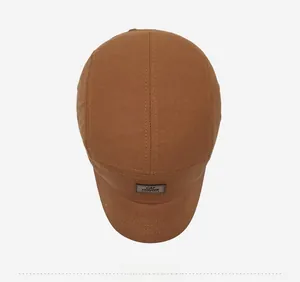 Vista dall'alto di cappello camp 5-panel in tela marrone con logo nero Cap Hunter