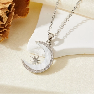 Détail du pendentif lune et étoile avec incrustation de nacre blanche et diamants étincelants