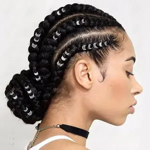 Détail de bijoux de cheveux argentés avec motifs lune et feuille sur tresses noires