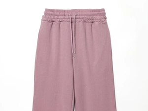 Détail de la taille élastique avec cordon de serrage sur le jogging en tricot