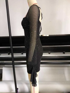 Détail de la robe de soirée à paillettes noires avec manches et ourlet irrégulier chic