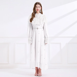 Robe longue blanche plissée en dentelle avec manches longues et taille perlée
