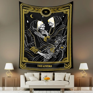 Dettaglio dell'arazzo dei tarocchi Gli Amanti con scheletri su sfondo nero goth