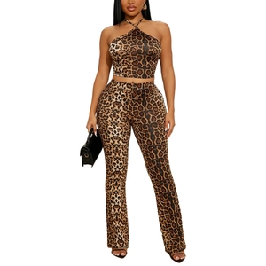 Ensemble deux pièces imprimé léopard avec haut licou court et pantalon évasé taille haute