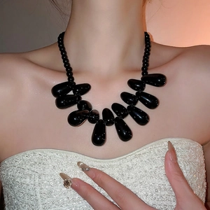 Collier à perles noires en acrylique avec pendentifs gouttes d'eau pour femmes