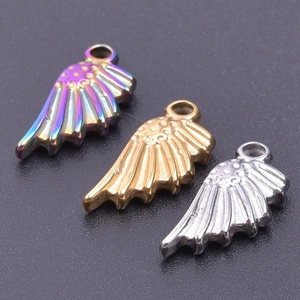 Vue détaillée de pendentifs en forme d'aile en acier inoxydable arc-en-ciel, or et argent