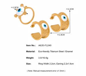 Detailansicht der Größe von vergoldetem Evil Eye Ring und Ohrringen mit Emaille-Details