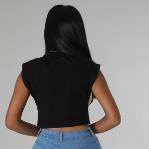 Vista posteriore di un top corto nero senza maniche con stampa gommata e design traforato