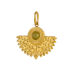 Détail d'un pendentif en forme d'éventail doré avec pierre naturelle verte et martelée