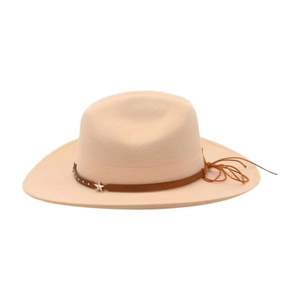 Détail du chapeau en laine beige avec rivets étoilés et lanière en cuir à franges