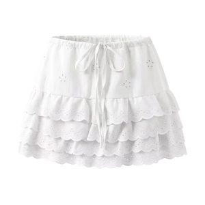Mini-jupe blanche en broderie anglaise avec volants superposés et taille à cordon