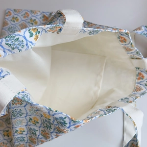 Détail de l'intérieur du sac en coton avec doublure à fleurs et poche interne