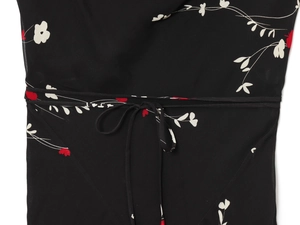Détail de la robe à imprimé fleuri avec ceinture nouée et texture de tissu lisse