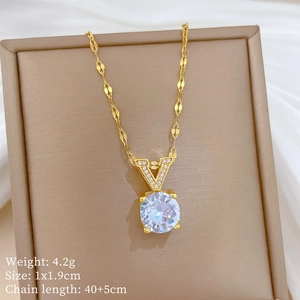 Collier en V luxe en acier titane doré avec grand cristal dans un coffret cadeau