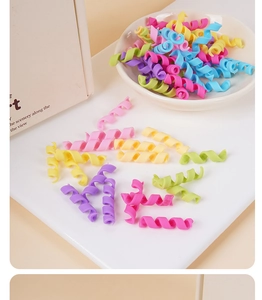 Nahaufnahme bunter Spiral-Nudelrollen aus Ton in Macaron-Farben für DIY Kuchendekoration