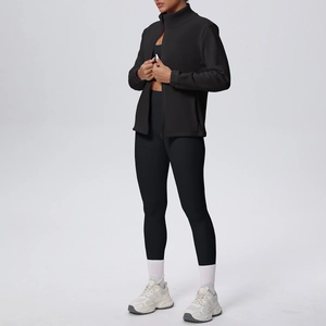 Dettaglio del set yoga nero da donna con giacca con zip e leggings a vita alta sagomati