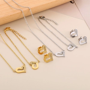 Set gioielli cuore asimmetrico con collana orecchini e bracciale in oro e argento