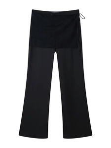 Detailansicht der schwarzen Satin-Damenhose mit weitem Bein und Spitzen-Schürzen-Detail