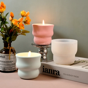 Vista macro dello stampo in silicone ondulato per candele e tazze di cera decorative