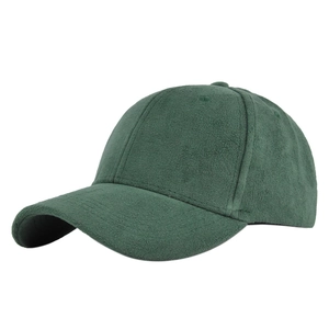Detailtextuur van donkergroene fleece baseballpet met versterkte stiksels en een gebogen klep