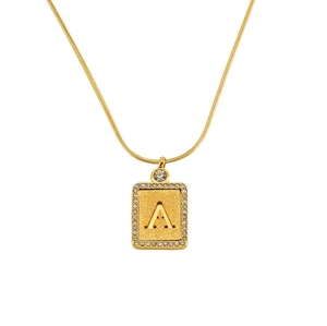 Detailansicht der 18K Gold-Buchstabe A Kette mit Kristallen und Schlangenkette