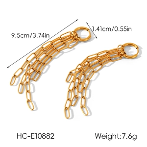 Vue détaillée de boucles d'oreilles pendantes en or 18k avec mesures de longueur