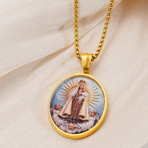 Collana in acciaio inossidabile placcato oro 18k con ciondolo ovale di Maria e Bambino