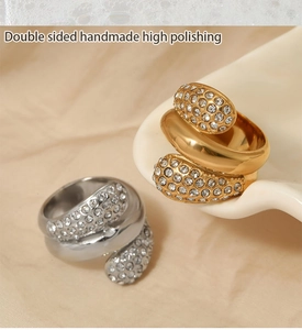 Nahaufnahme des handgefertigten, polierten Edelstahlrings mit Zirkonia-Inlays