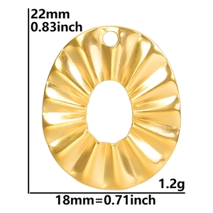 Vue détaillée du pendentif doré irrégulier avec dimensions 22x18mm et poids de 1,2g